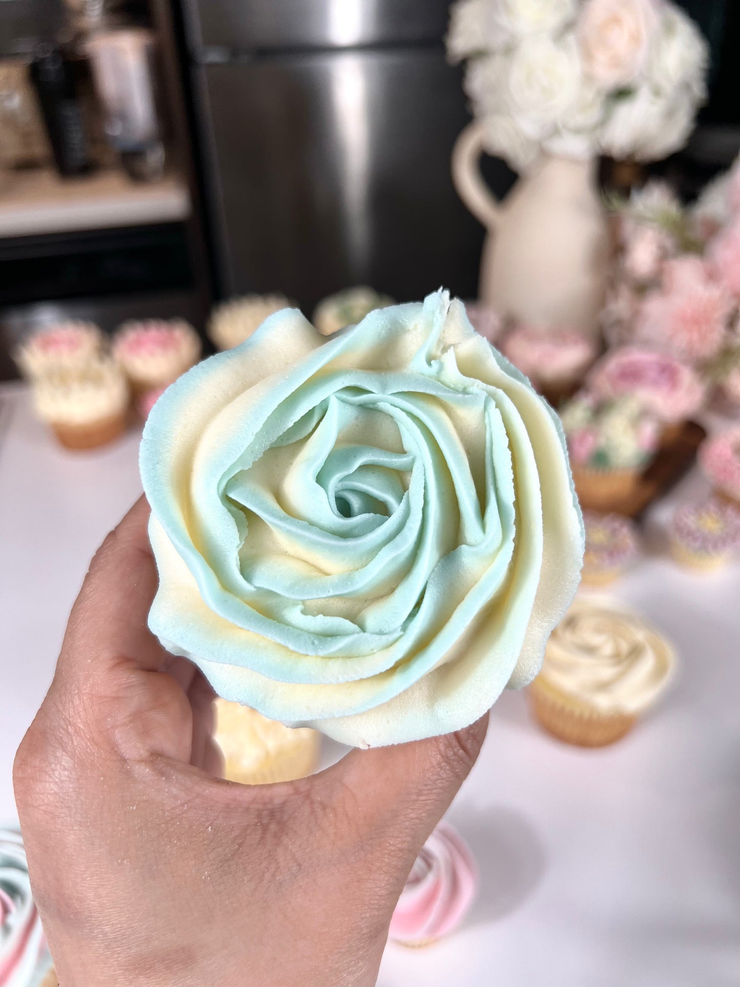 Hydrangeas and Rosettes Tutorial - How to Professionally Pipe Buttercream Florals - In-Depth Cupcake Bazaar Tutorials - Buttercream Flowers